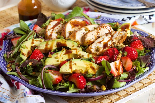 Strawberry Avocado Salad with Balsamic Chicken #vegan #recipevegetarian 
