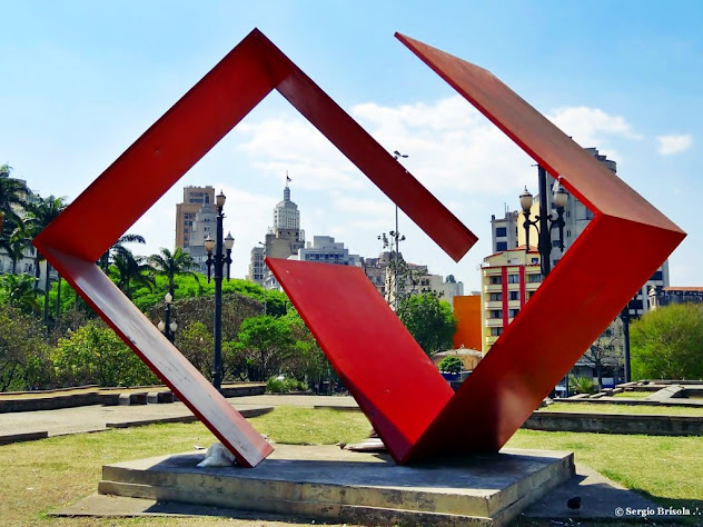 Escultura "Diálogo" exposta no Jardim das Esculturas - Praça da Sé