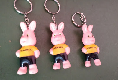 Chaveiro com miniatura de borracha de coelho duracell  (pilhas)  5,5cm de altura  R$10,00 cada - promocional