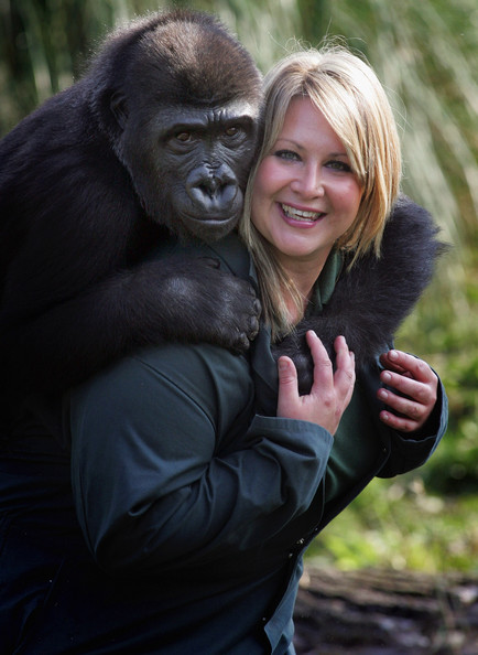 La gorila Kera abraza su cuidadora
