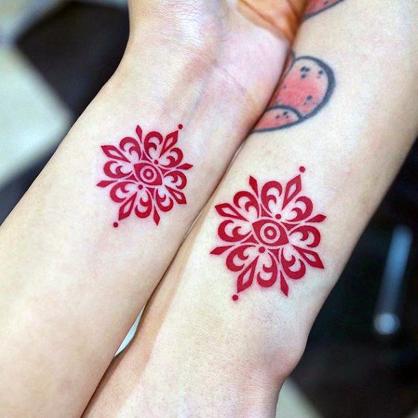 Tattoos ornamentais - 30 modelos para mulheres