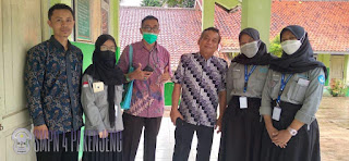 Foto Bersama Ditjen SMP Kemendikbudristek, Kasi SMP Disdik Garut dan Mahasiswi Kampus Mengajar