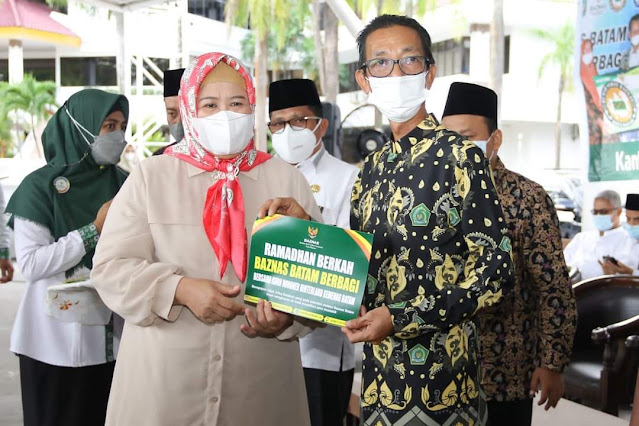 Walikota bersama Wagub Kepri Salurkan 900 Paket Sembako untuk Tenaga Honorer di Lingkungan Pemko Batam