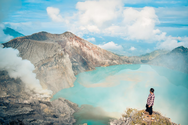 Ijen là một miệng núi lửa rộng 20 km, nơi chứa nhiều núi lửa trong đó. Một trong số đó là núi lửa Kawah Ijen, chứa đầy lưu huỳnh. Khi nó đốt cháy ngọn lửa màu xanh xuất hiện – khu vực này đặc biệt tuyệt vời vào ban đêm.