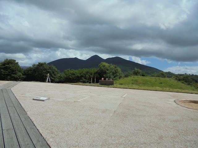 遺溝展示館の前の広場から見える孝霊山