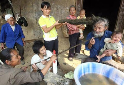 Mr. Luo Tidak Mencucui Rambutnya Selama 26 Tahun