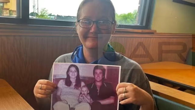 Holly segurando uma foto de seus pais, que foram assassinados.
