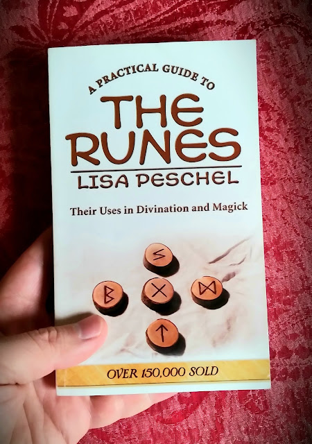 A Practical Guide to the Runes. Their Uses in Divination and Magick. Lisa Peschel