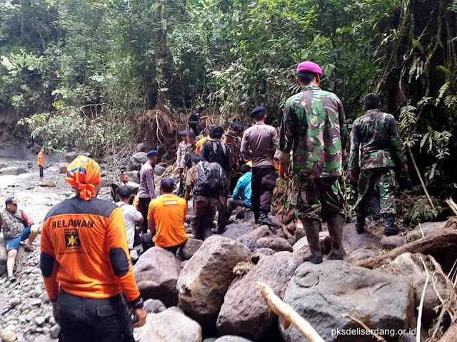 Relawan PKS Bantu Evakuasi Korban Banjir Bandang Air Terjun Dwi Warna Sibolangit