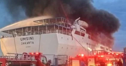 Kapal KM Umsini Terbakar di Pelabuhan Soekarno-Hatta, Makassar