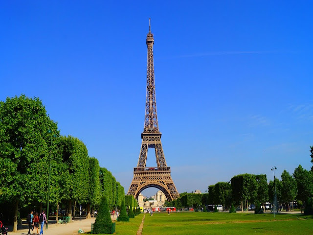 Torre Eiffel em dias típicos de verão