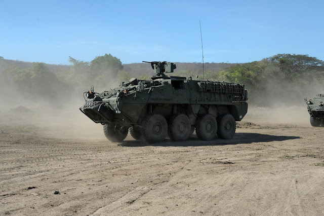 Entre los blindados desplegados se encuentran los LAV-III Gladiador de recientemente adquiridos por el Ejército Nacional.