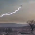 Objeto extraño es golpeado por varios rayos durante una tormenta eléctrica (Vídeo)