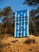 Anunci de la caminada a la carretera de Navàs, just davant de la Colònia Vidal