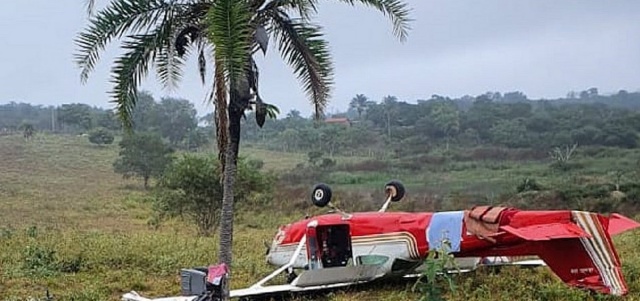 Avião faz pouso forçado e tomba em fazenda na zona rural de Ruy Barbosa