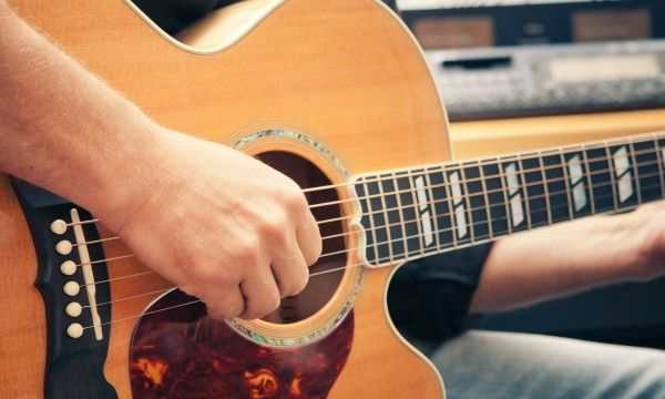 Ce cours de guitare pour débutants permet d'apprendre les bases de la guitare avec une méthode originale pour jouer ses premiers morceaux