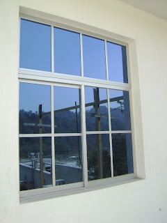 <img src="ventana.jpg" alt="estilos y fabricación de toda clase de ventanas"> 