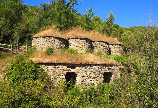 wijntoerisme catalonië, Mura, Abadal winery, Abadal wijnhuis, Sant Llorenç del Munt i Obac, Vall de Flequer, Geoparc de la Catalunya Central, do pla de bages, catallanse wijnen, dry stone wine huts, dry stone wine vats,