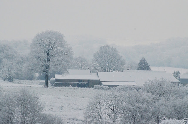 Ferme sous la neige