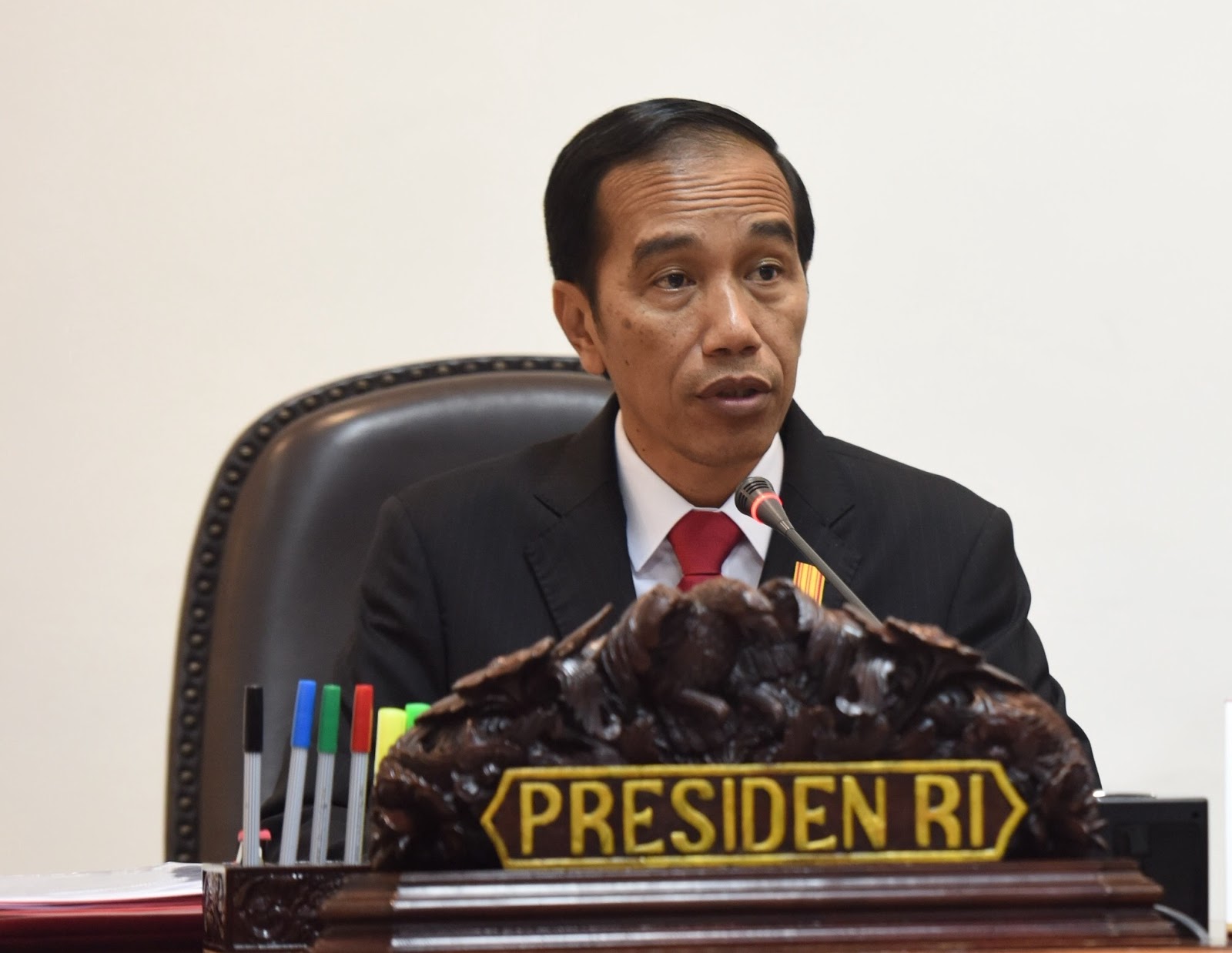 Presiden Joko Widodo Jokowi meyakini keputusan Presiden Amerika Serikat AS Donald Trump yang melarang masuknya imigran dari 7 tujuh negara muslim