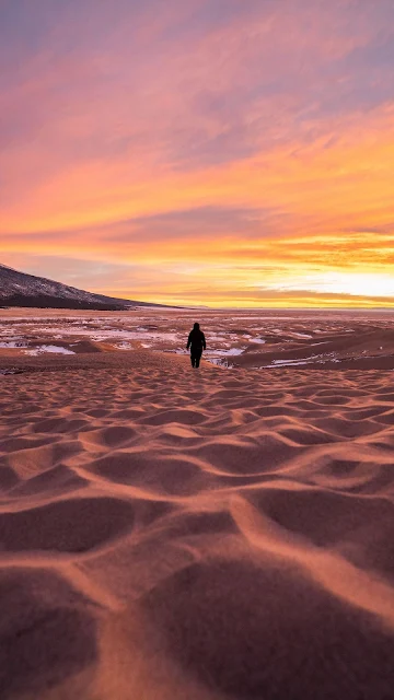 Plano de Fundo Pôr do Sol Homem na Praia Deserta Sozinho