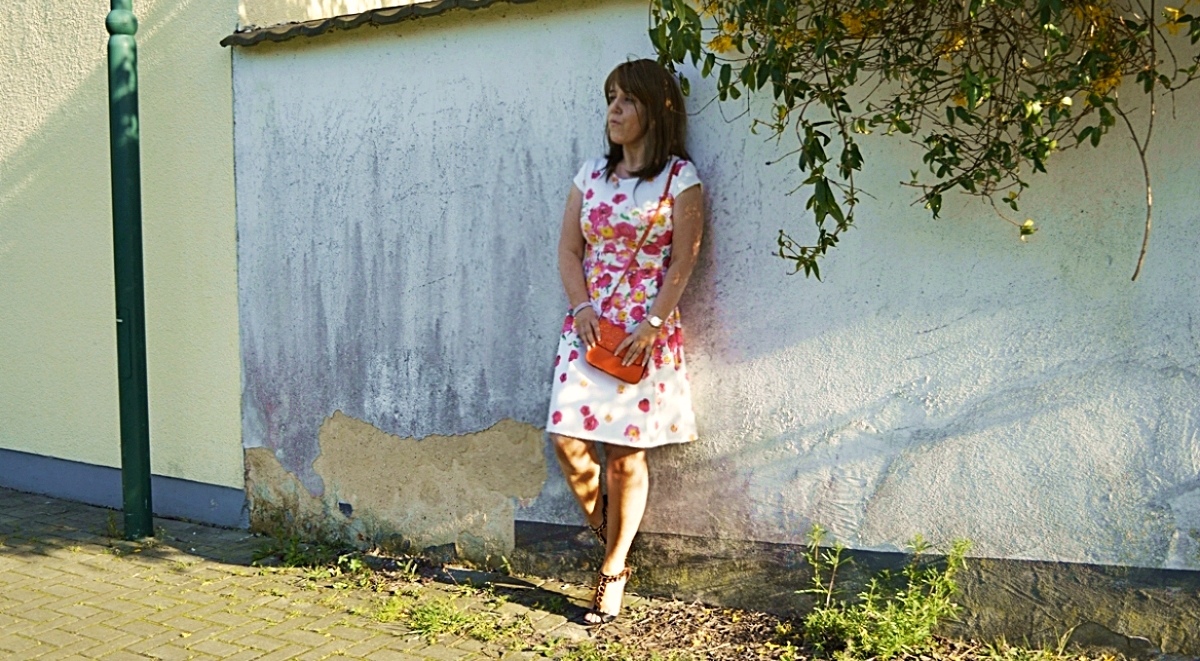 Frühlings-Outfit: Weißes Blumenprint Kleid