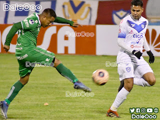 Oscar Salinas al momento de anotar su golazo en el partido entre San José y Oriente Petrolero - DaleOoo