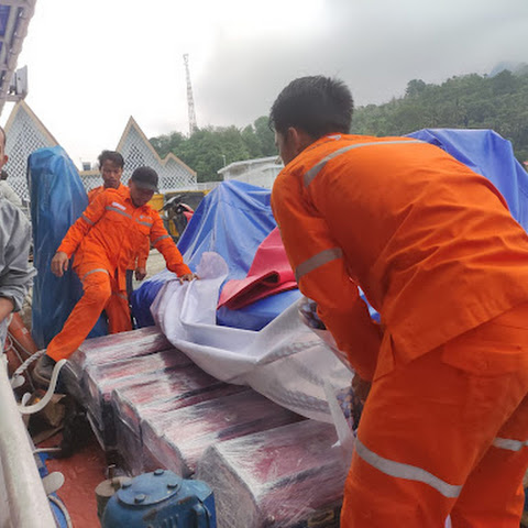 Peduli Bencana Longsor Natuna, PLN Beri Bantuan 700 Paket Sembako dan Lima Genset