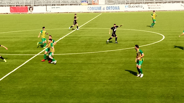 L'Ortona calcio pareggia con il Miglianico ed entra nel mini-torneo a 3 squadre per salire in Eccellenza. Decisivo il gol di Pompilio.