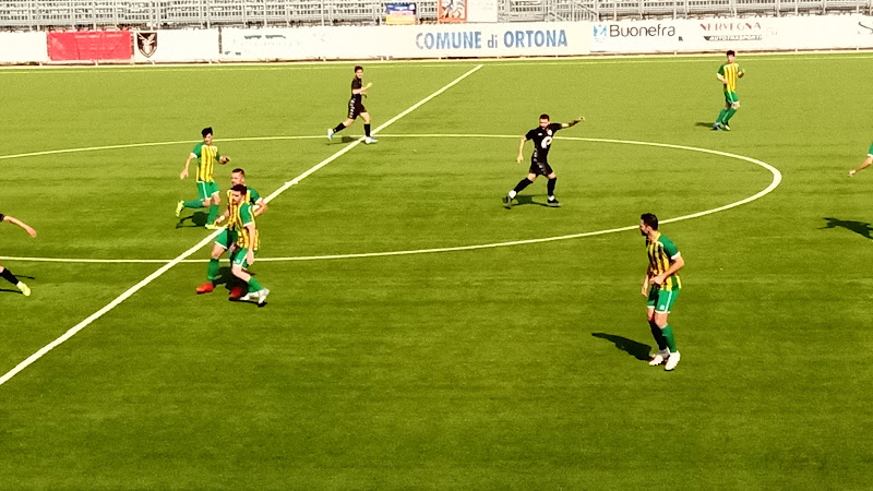 L'Ortona calcio pareggia con il Miglianico ed entra nel mini-torneo a 3 squadre per salire in Eccellenza. Decisivo il gol di Pompilio.