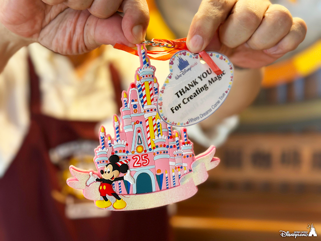 Disney, HKDL, Hong Kong Disneyland, 香港迪士尼樂園度假區, 香港迪士尼慶祝「長者月」捐出一萬張慈善門票，並撤退休限制鼓勵年長同事繼續發揮所長, 長者日