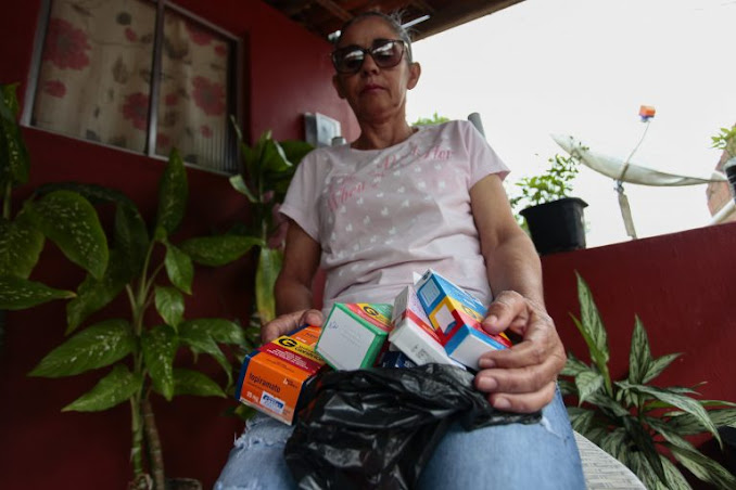 Edna Pereira mostra as caixas dos remédios que usa continuamente