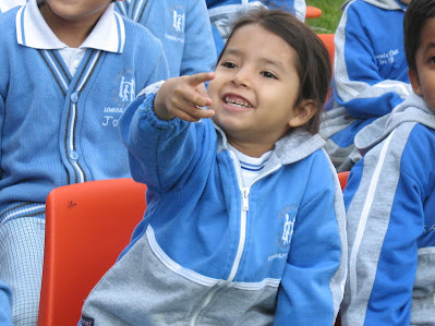 la sonrisa de una niña viendo por primera vez títeres, en un preescolar en el municipio de Ixmiquilpan, Hidalgo México