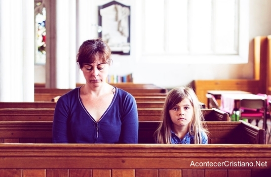 Mujer atea con su hija en iglesia