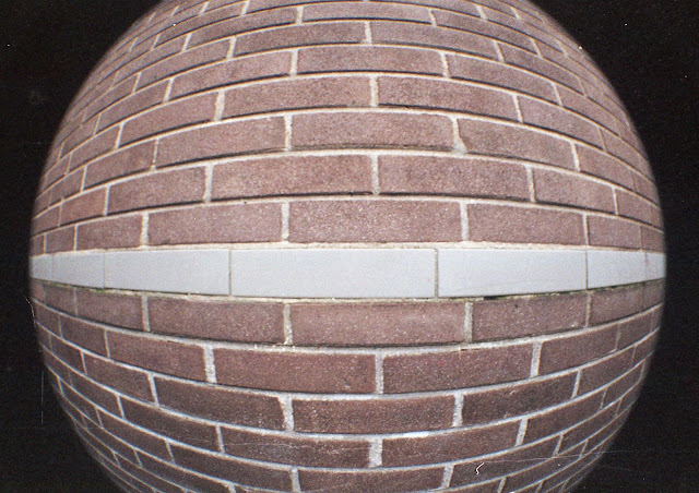 Bakstenen. Lomography Fisheye. Foto: Robert van der Kroft