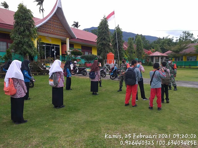 Pengawasan Protokol Kesehatan di Sekolah Tetap Dilaksanakan Personil Koramil 09 Gunung Talang