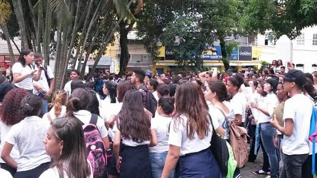 A Luta dos Estudantes de Angra dos Reis.