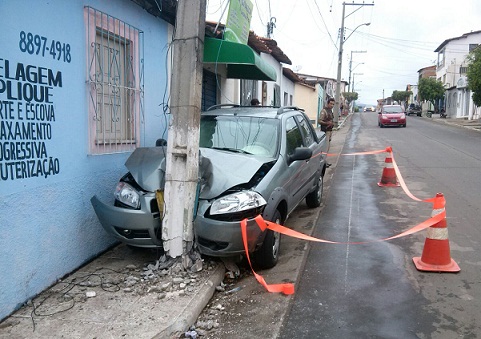 Enfermeiro que fazia plantão na cidade de Itagi colide veículo em poste na entrada de jequié