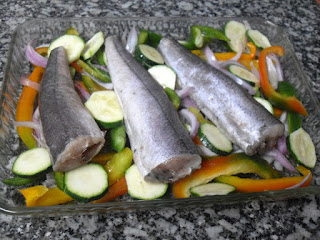 Pescadillas y verduras para hornear.