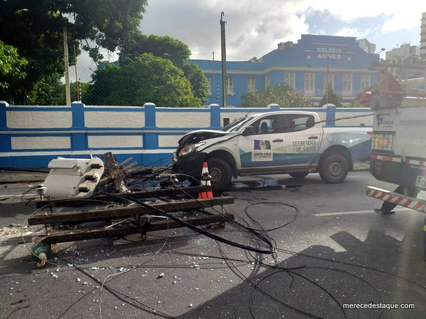 Carro da secretaria de Saúde de Santa Cruz do Capibaribe se envolve em acidente e derruba poste em Recife