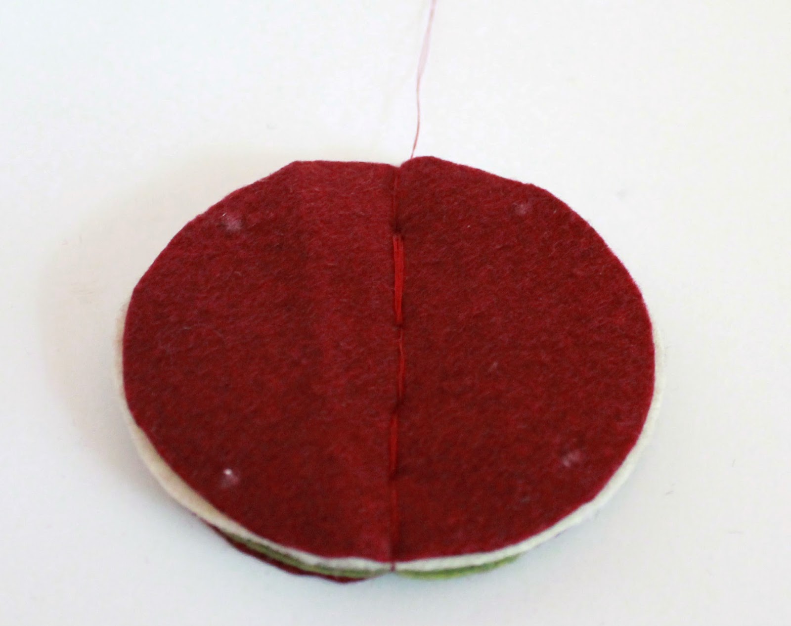 Felt Christmas Bauble Tutorial: Make it with thread or hot glue. | The Inspired Wren