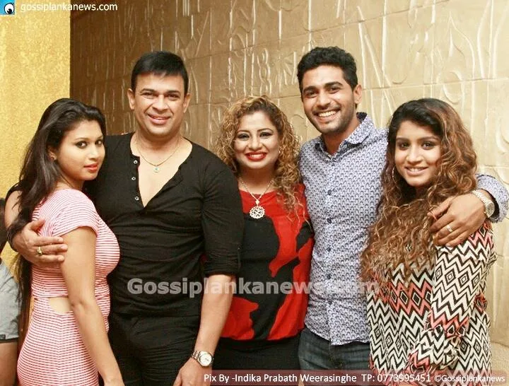 http://www.gallery.gossiplankanews.com/celebrity/dasun-nishan-with-artists.html