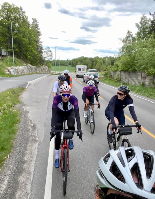 Syklister i gruppe på landeveien