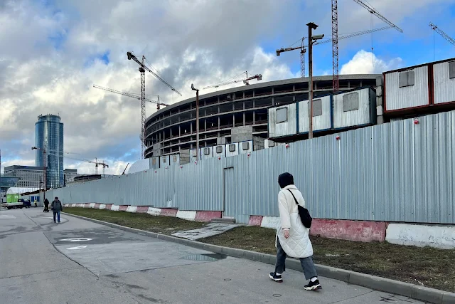 Олимпийский проспект, строящийся спортивный комплекс «Олимпийский»