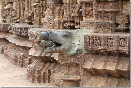 Mayadevi_Temple,_Konârak_13_-_Crocodile