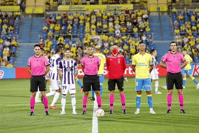 Los capitanes Toni Villa y Maikel Mesa junto con el equipo arbitral con Arcediano Monescillo al frente. U. D. LAS PALMAS 1 REAL VALLADOLID C. F 1. 15/08/2021. Campeonato de Liga de 2ª División, jornada 1. Las Palmas de Gran Canaria, estadio de Gran Canaria. GOLES: 0-1: 53’, Marcos André. 1-1: 64’, Jesé.