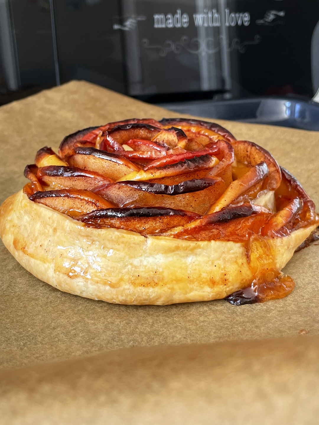 Rosa de manzana y hojaldre con mermelada de melocotón