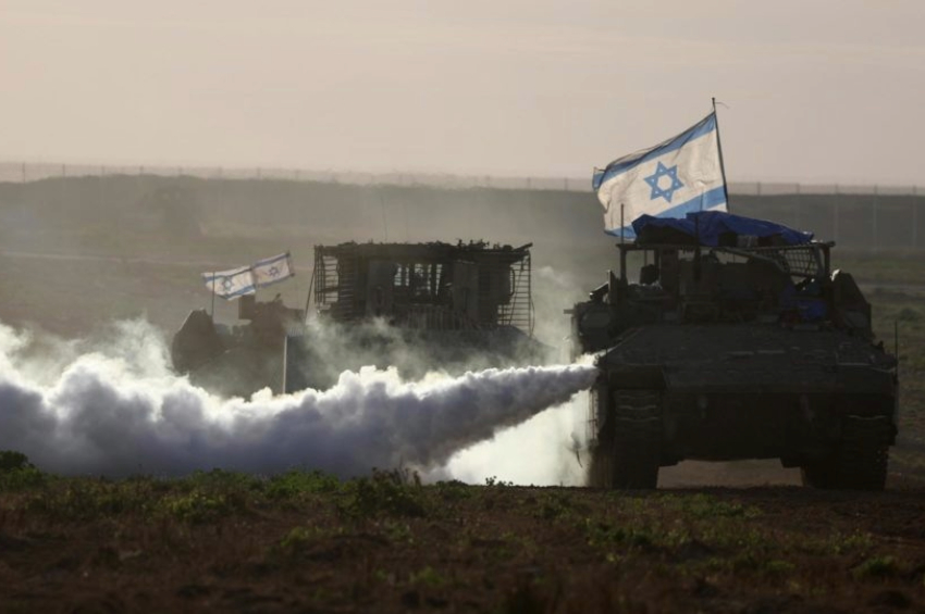 Tanques israelenses patrulhando ao longo da fronteira com Khan Younis, na parte sul da Faixa de Gaza | Foto: EFE/EPA/ATEF SAFADI
