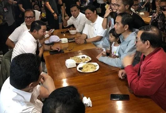 Jokowi Ngopi dan Makan Mendoan Sambil Ladeni Foto di Mal Bandung