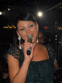 Кариерата на Емануела, която доскоро беше най-оборотната фолк певица в "Ара мюзик", стремглаво залязва.